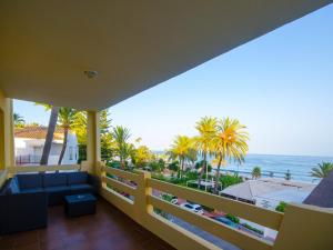 een balkon met een bank en uitzicht op de oceaan bij Apartamento Pilar in Marbella