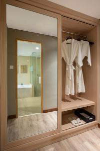 Uma casa de banho em Aston Gresik Hotel & Conference Center