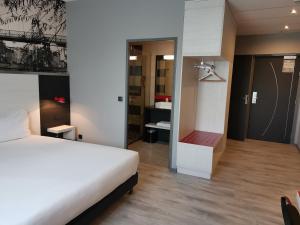 Postel nebo postele na pokoji v ubytování Hôtel des Lumières Lyon Meyzieu Arena Stadium