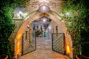 an archway with an entrance to a building with plants at Elysee Cave House in Goreme