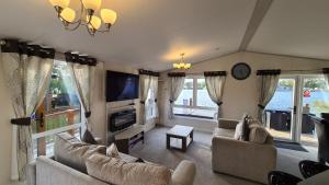 Imagen de la galería de Tattershall Lakeside Lodge Indulgent wheelchair accessible 8 berth with Hot Tub, en Tattershall