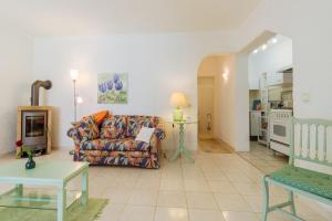 a living room with a couch and a table at Apartment Casa Cristiano, 70 Meter vom Meer entfernt in Carvoeiro