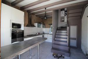 uma cozinha com armários brancos e um grande balcão em Gîte LES DOUCESHEURES- 110m²--3 chambres-6 pers em Betz-le-Château
