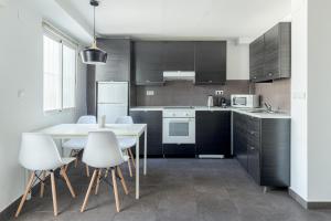 Kuchyňa alebo kuchynka v ubytovaní FUN BUILDING PENTHOUSES by HOMEABOUT