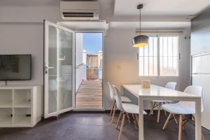 Televízia a/alebo spoločenská miestnosť v ubytovaní FUN BUILDING PENTHOUSES by HOMEABOUT