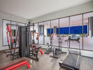 O centro de fitness e/ou as comodidades de fitness de Aston Gresik Hotel & Conference Center