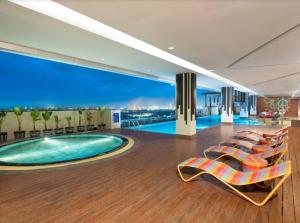 A piscina em ou perto de Aston Gresik Hotel & Conference Center