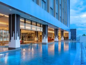 A piscina em ou perto de Aston Gresik Hotel & Conference Center