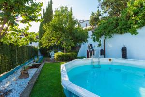 una piscina nel cortile di una casa di Carmen Vistas de la Alhambra a Granada