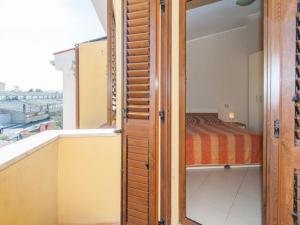 una camera da letto con un letto e un balcone di Casa Salsa Libre a Selargius