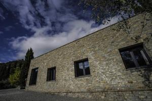 un edificio de ladrillo con tres ventanas. en B&B il Pianolo, en Perinaldo