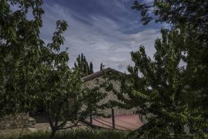 un bâtiment avec un panneau rose devant lui dans l'établissement B&B il Pianolo, à Perinaldo