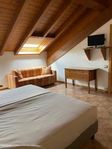 Televízia a/alebo spoločenská miestnosť v ubytovaní Hotel Lenno
