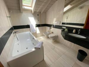 Kúpeľňa v ubytovaní Hotel Lenno