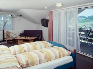 uma sala de estar com um sofá e uma janela em Panorama Hotel Freudenberg em Appenzell