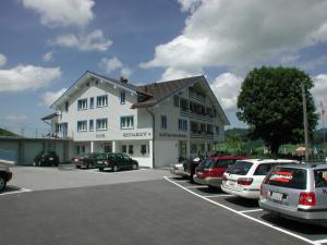 Budova, kde se hotel nachází + 6 fotografií