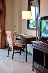 TV a/nebo společenská místnost v ubytování August Suites