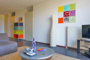 una sala de estar con un sofá y una mesa en Duinerei 2, en Callantsoog
