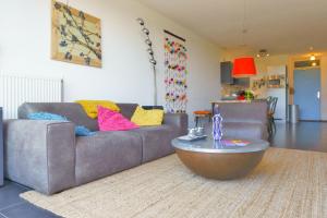 Una sala de estar con un sofá y una mesa de café. en Duinerei 2, en Callantsoog