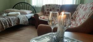 - un salon avec deux verres à vin sur une table dans l'établissement Vienibas 38a, à Daugavpils