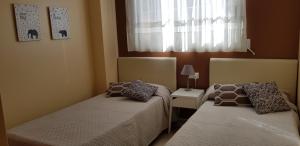 Posteľ alebo postele v izbe v ubytovaní Las Marinas Grand Terrace