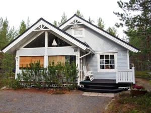 una pequeña casa blanca con una silla delante en Sumppu 2, en Kalajoki