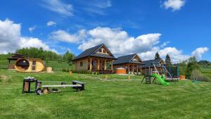 Vonkajšia záhrada v ubytovaní Domki Gorce Klikuszowa Sauna Jacuzzi