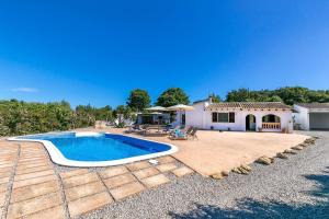 Der Swimmingpool an oder in der Nähe von Finca Llonguet