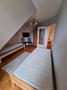 Кровать или кровати в номере Apartament Droga na Bystre 9a