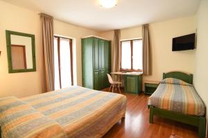 A bed or beds in a room at Albergo Bucaneve
