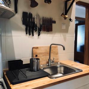 ブシュテニにあるBohemian Chaletのキッチン(シンク、カウンター、調理器具付) +157枚の写真