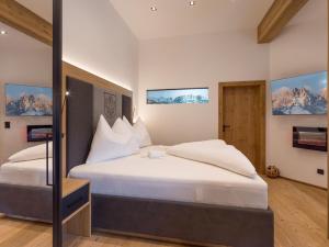 Uma cama ou camas num quarto em Dorfkaiser Appartements
