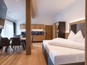 Uma cama ou camas num quarto em Dorfkaiser Appartements
