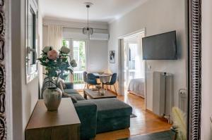 salon z kanapą i stołem w obiekcie Plaka Central w Atenach
