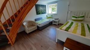 - une petite chambre avec un lit et un escalier dans l'établissement Christianshof Insel Usedom, à Stoben