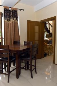 - une salle à manger avec une table et des chaises en bois dans l'établissement Ansera 55 Hotel Sheki, à Shaki