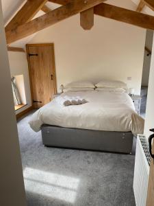 ein Schlafzimmer mit einem großen Bett im Dachgeschoss in der Unterkunft Creber Cottage in Totnes + 34 Fotos