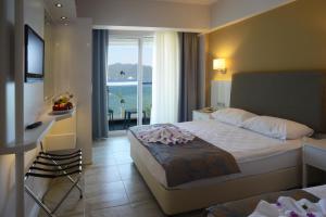 Postel nebo postele na pokoji v ubytování Maris Beach Hotel