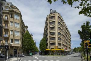 un edificio alto en una calle de la ciudad con una calle en Etxaide - Basque Stay, en San Sebastián
