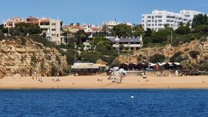 vistas a una playa con edificios en el fondo en Algarve/Sra da Rocha, en Porches