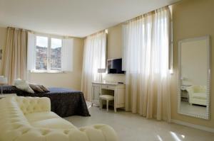 A television and/or entertainment centre at Villa del Sole Siena