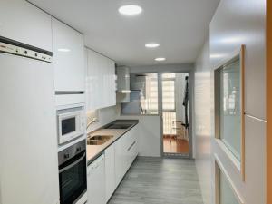 Kuchnia lub aneks kuchenny w obiekcie Marbella Suites
