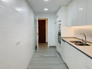 Kuchnia lub aneks kuchenny w obiekcie Marbella Suites