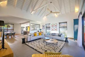 Posezení v ubytování Mythic Suites & Villas by MJ Holidays