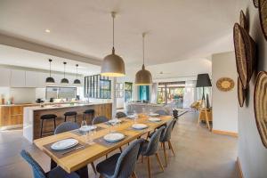 Restaurace v ubytování Mythic Suites & Villas by MJ Holidays