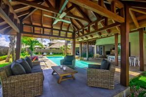 Posezení v ubytování Mythic Suites & Villas by MJ Holidays