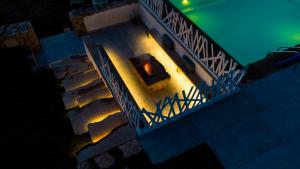 een uitzicht op een open haard op een balkon 's nachts bij Giardini Del Golfo in Balestrate