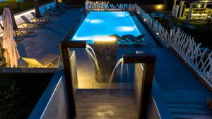 een zwembad 's nachts met trappen die naar het zwembad leiden bij Giardini Del Golfo in Balestrate