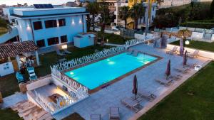 een uitzicht op een zwembad in een huis bij Giardini Del Golfo in Balestrate