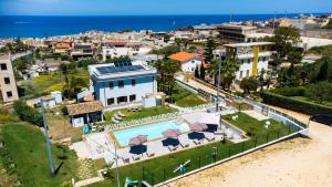 een luchtfoto van een villa met zwembad bij Giardini Del Golfo in Balestrate